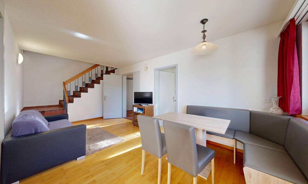 wohn- / esszimmer mit holzfußboden, wood finish floor, gipskartonwand, drywall, und fernseher