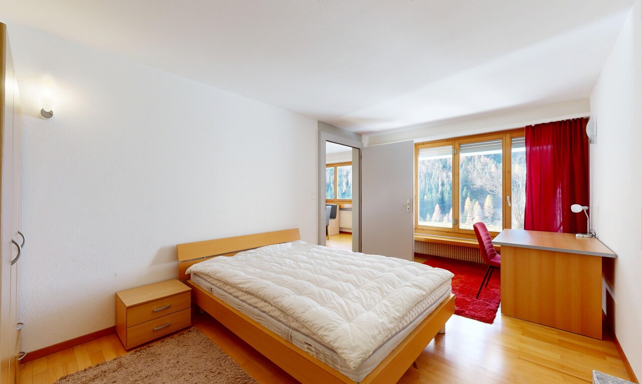 zimmer / schlafzimmer mit wood finish floor, holzfußboden, natural light, natürliches licht, und inside property