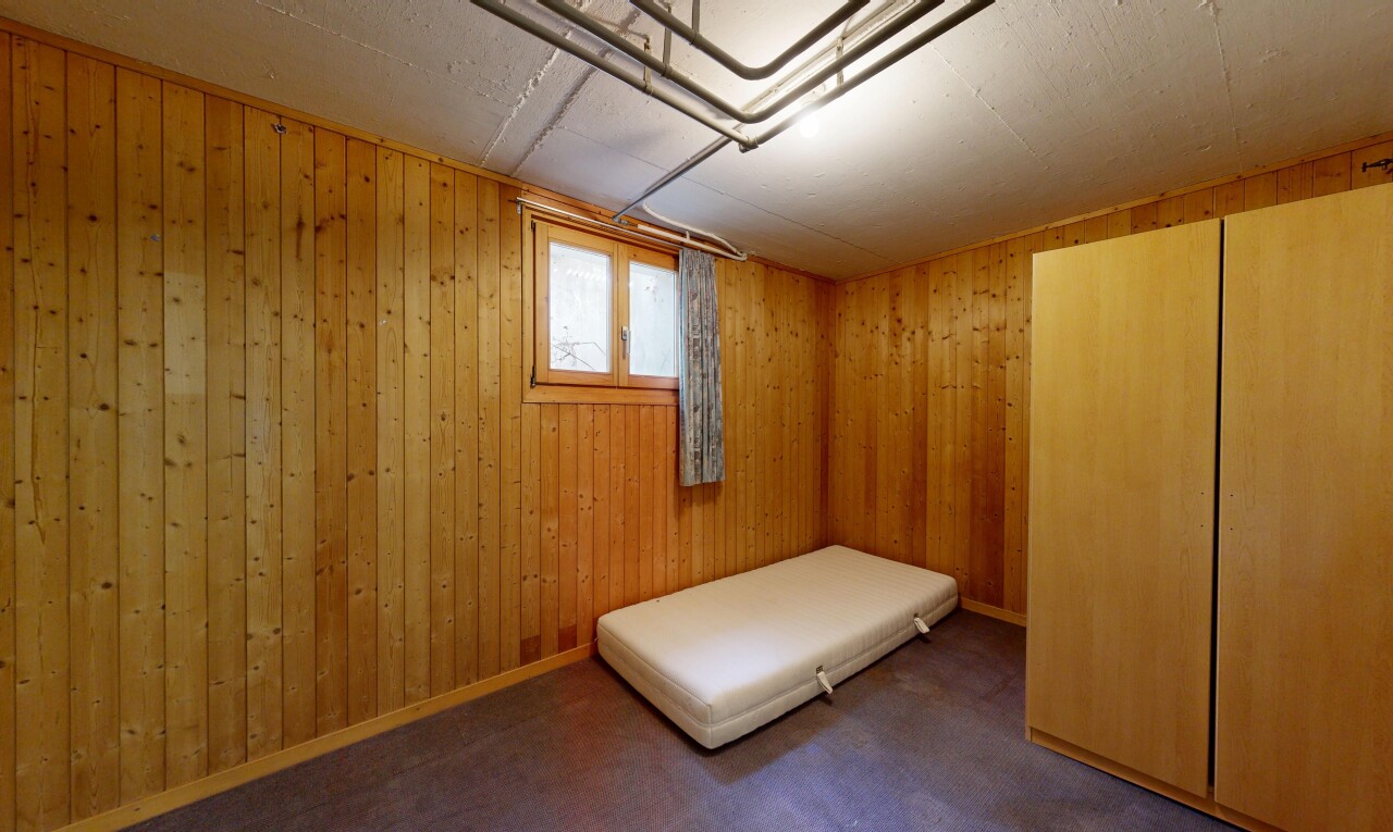zimmer / schlafzimmer mit natural light, natürliches licht, wood wall, holzwand, und keller