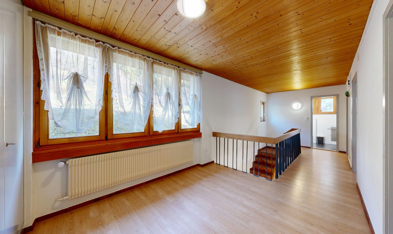 leerer raum mit kühler, natural light, natürliches licht, inside property, und wood finish floor