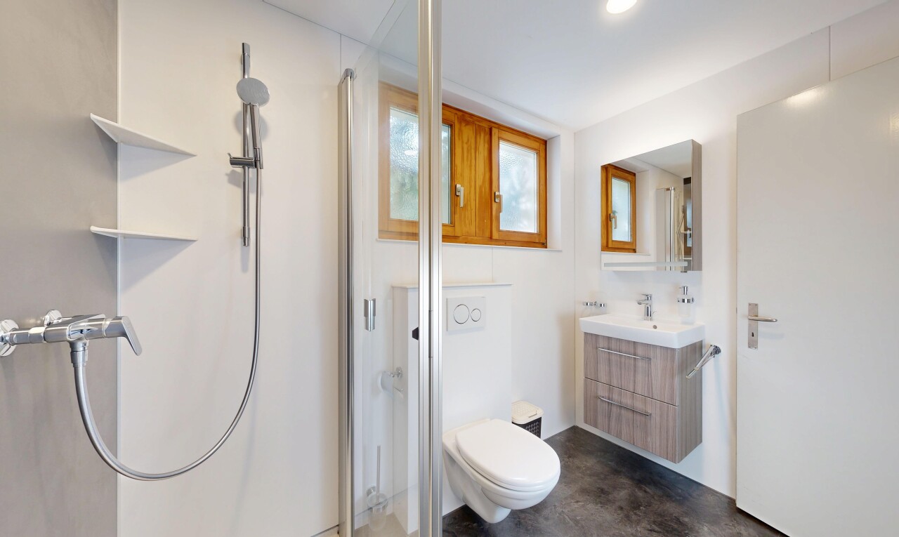 bad mit spiegel, komplettes badezimmer, inside property, schminktisch, und concrete floor