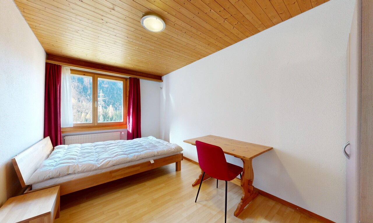 zimmer / schlafzimmer mit wood finish floor, holzfußboden, inside property, kühler, und natural light