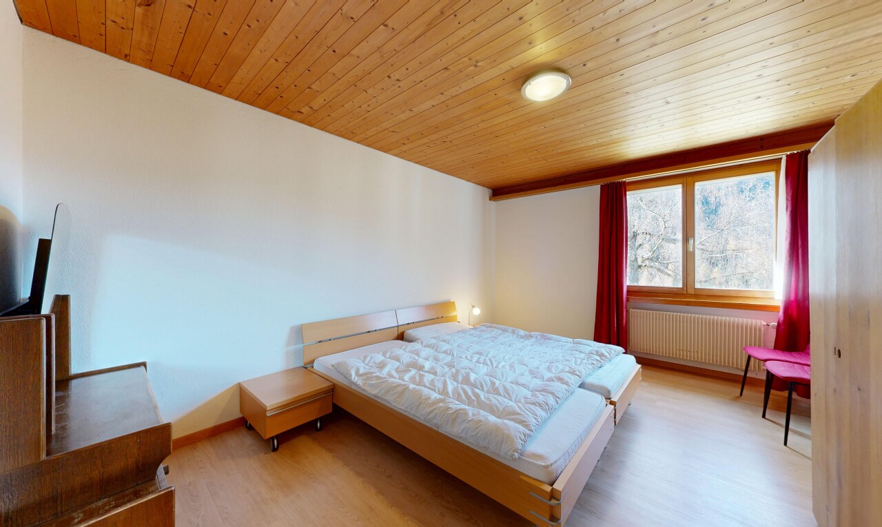 zimmer / schlafzimmer mit inside property, kühler, holzfußboden, wood finish floor, und natürliches licht