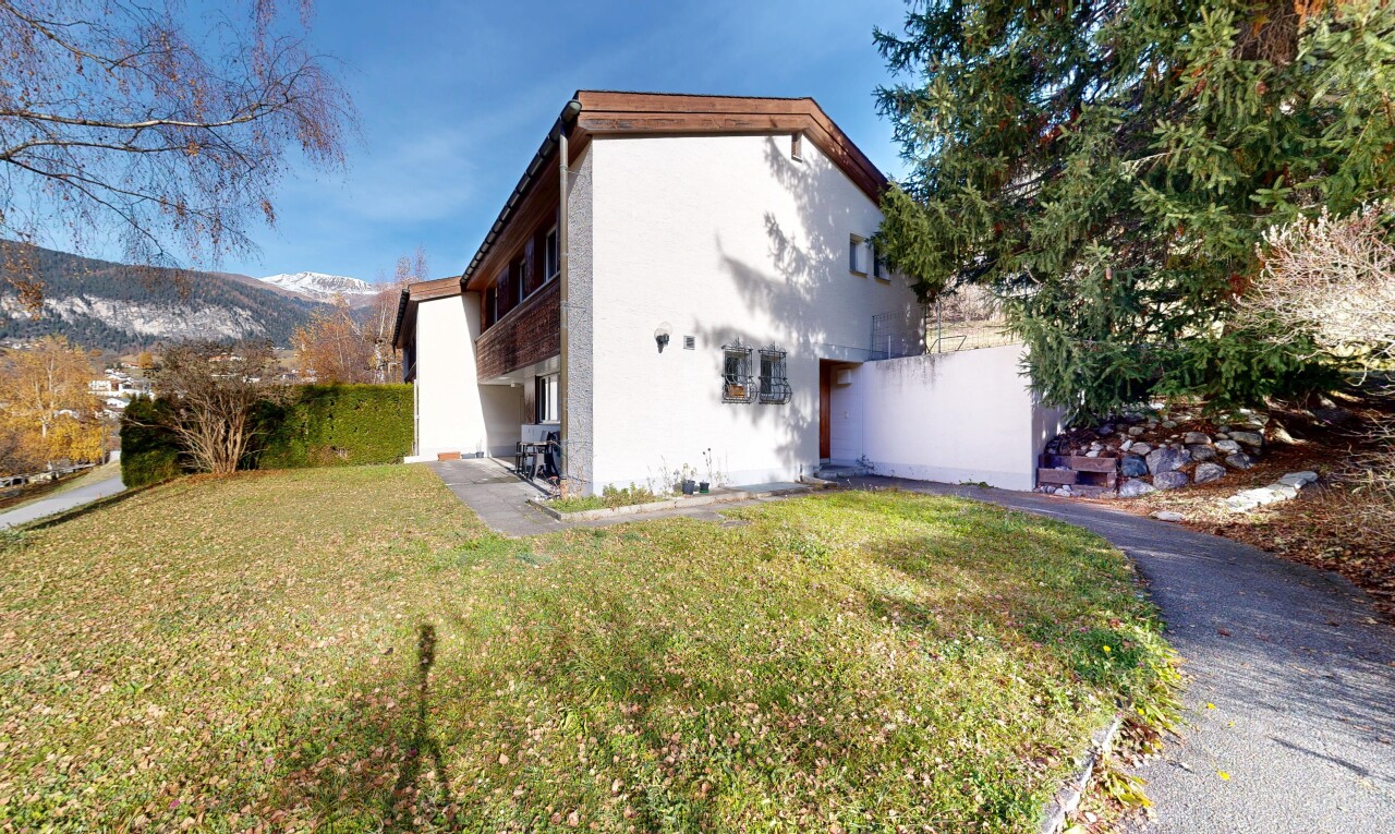 außenansicht mit day time, property visible, stuckverkleidung, rasen, und zaun