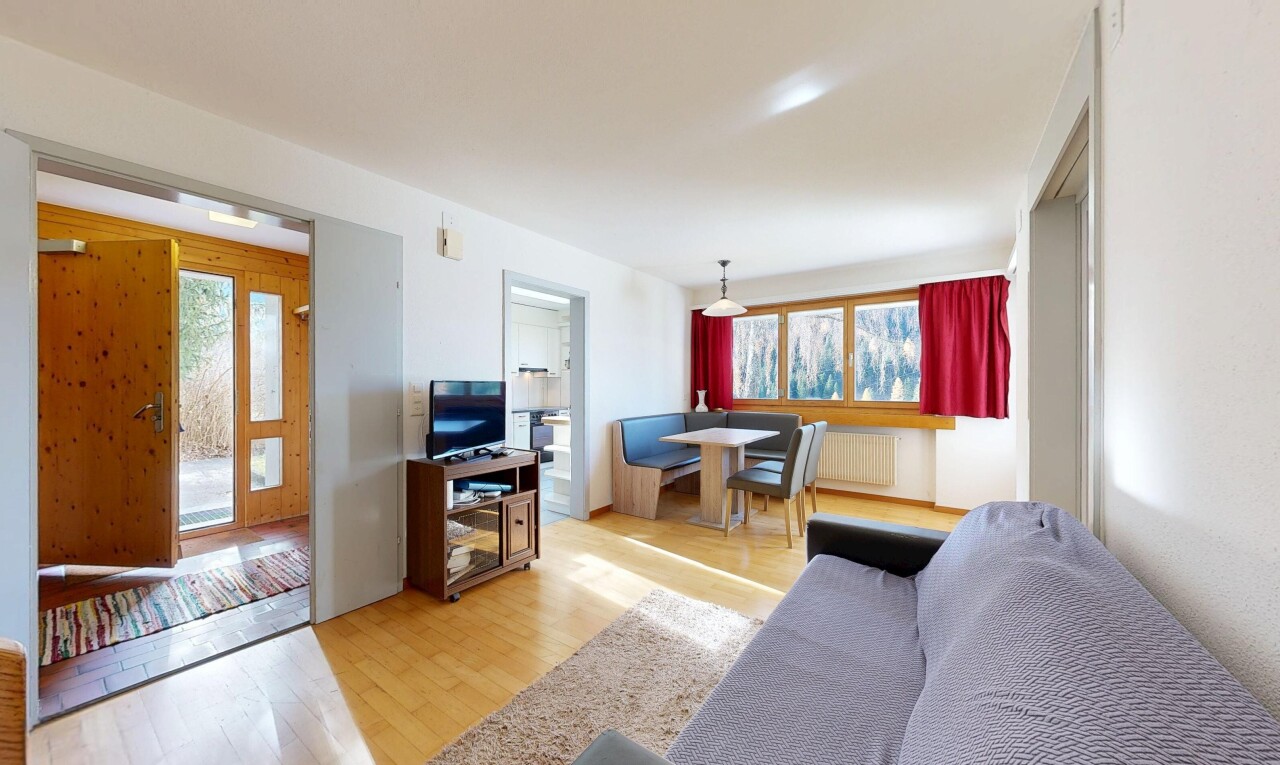 wohn- / esszimmer mit wood finish floor, holzfußboden, inside property, fernseher, und drywall