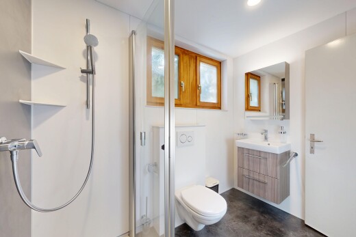 bad mit spiegel, komplettes badezimmer, inside property, schminktisch, und concrete floor