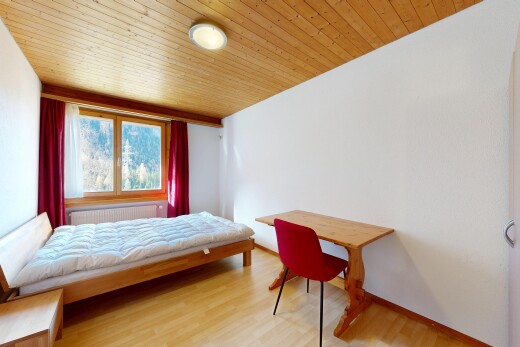 zimmer / schlafzimmer mit wood finish floor, holzfußboden, inside property, kühler, und natural light