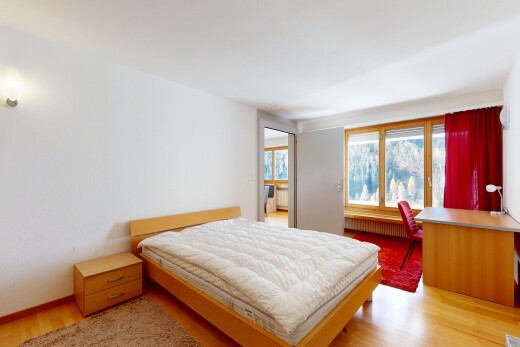 zimmer / schlafzimmer mit wood finish floor, holzfußboden, natural light, natürliches licht, und inside property