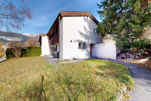 außenansicht mit day time, property visible, stuckverkleidung, rasen, und zaun