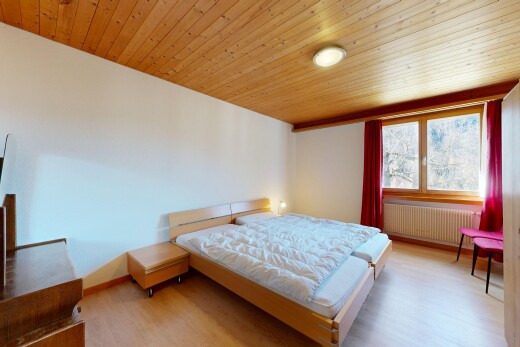 zimmer / schlafzimmer mit inside property, kühler, holzfußboden, wood finish floor, und natürliches licht