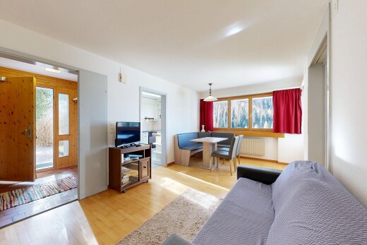 wohn- / esszimmer mit wood finish floor, holzfußboden, inside property, fernseher, und drywall