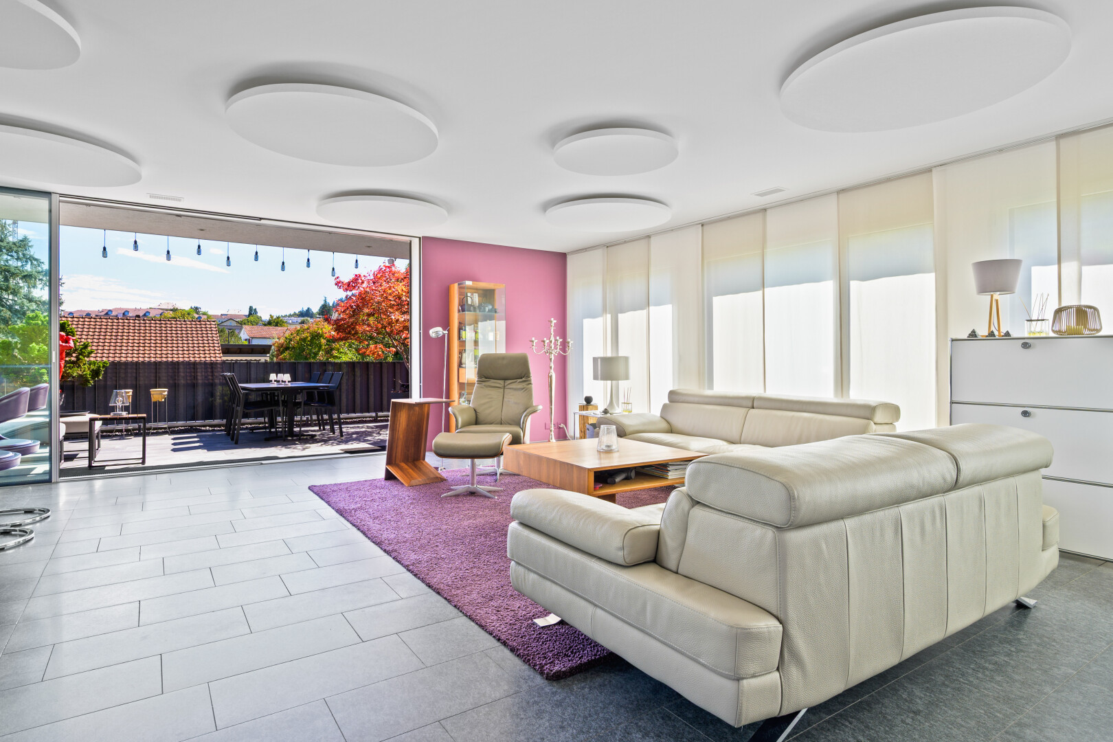 wohnzimmer mit natürliches licht, natural light, inside community, bodendeckenfenster, und floor ceiling windows