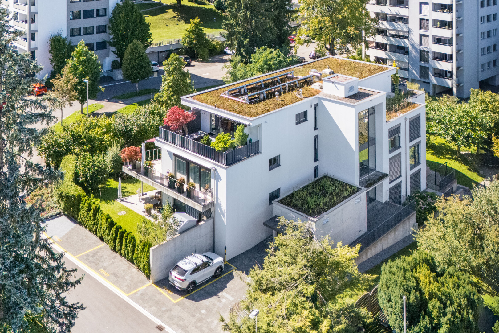 außenansicht mit blick auf wohnanlage und apartment complex view