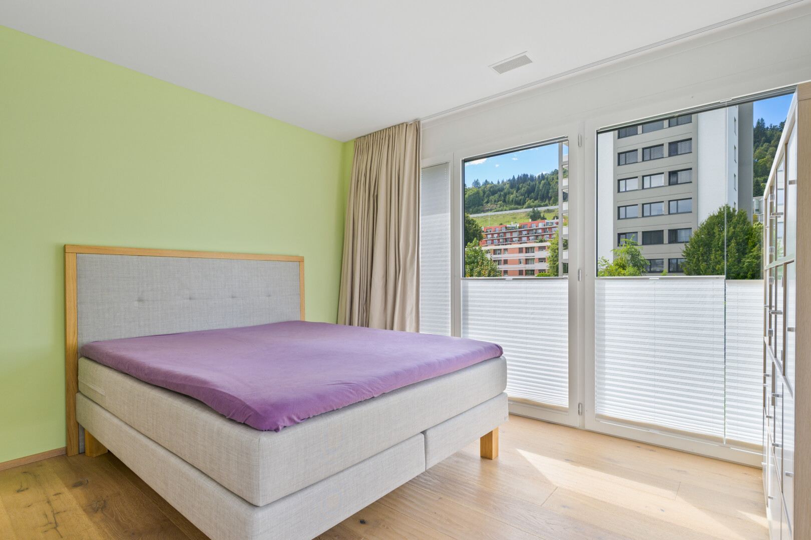 zimmer / schlafzimmer mit inside property, natürliches licht, natural light, day time, und gipskartonwand