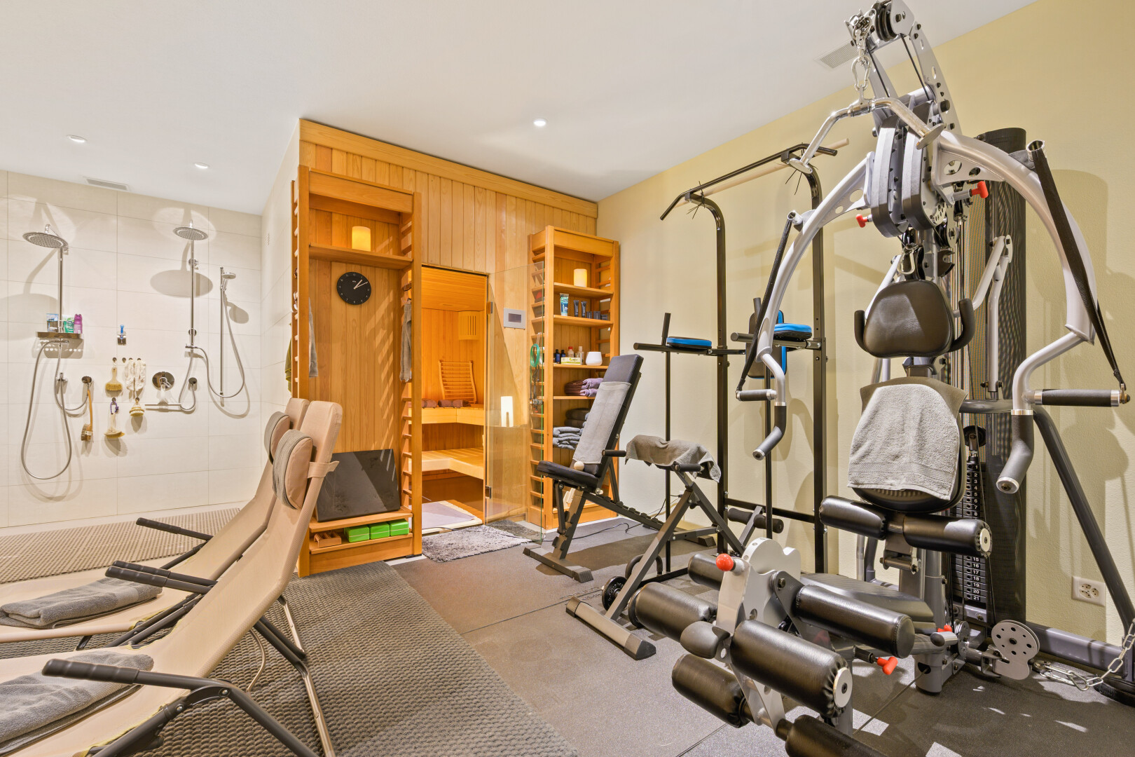 fitnessstudio mit inside property und rubber floor