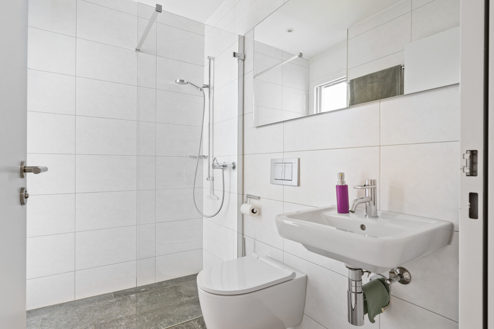 bad mit spiegel, dusche, komplettes badezimmer, fliesenwand, und tile wall