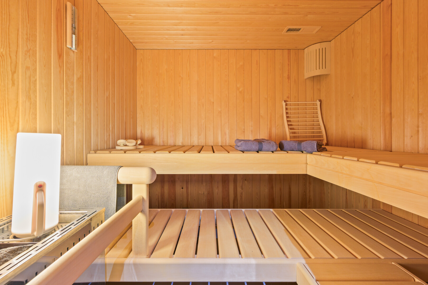 bad mit sauna, inside community, holzdecke, wood ceiling, und holzwand