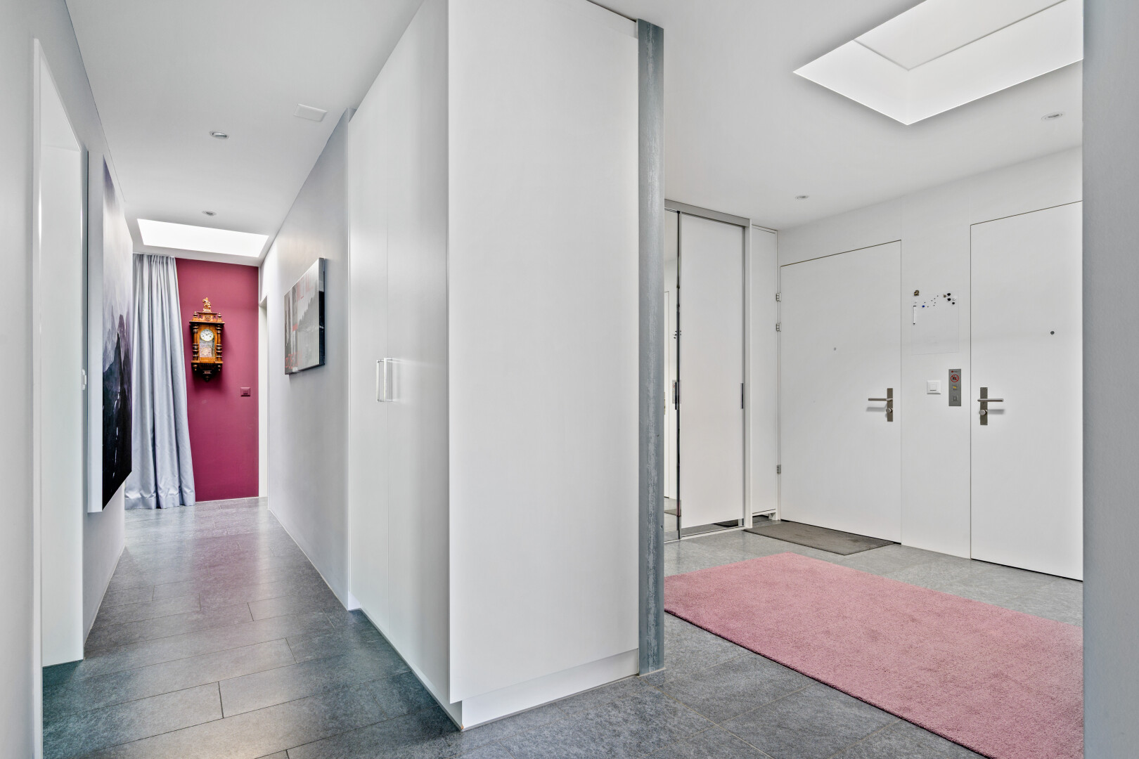 halle / korridor mit dachfenster, gipskartonwand, drywall, und inside community
