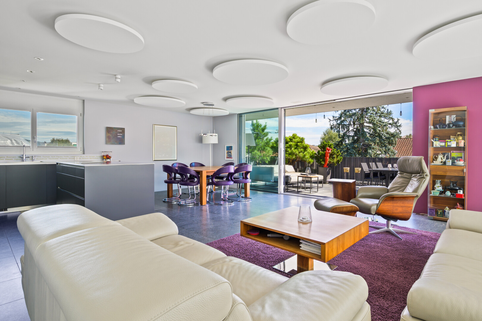 wohnzimmer mit inside community, day time, natürliches licht, natural light, und gipskartonwand