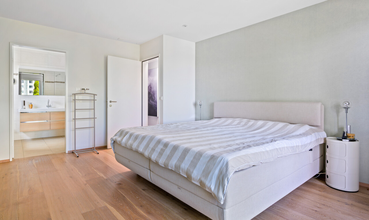 zimmer / schlafzimmer mit inside property, holzfußboden, wood finish floor, gipskartonwand, und drywall