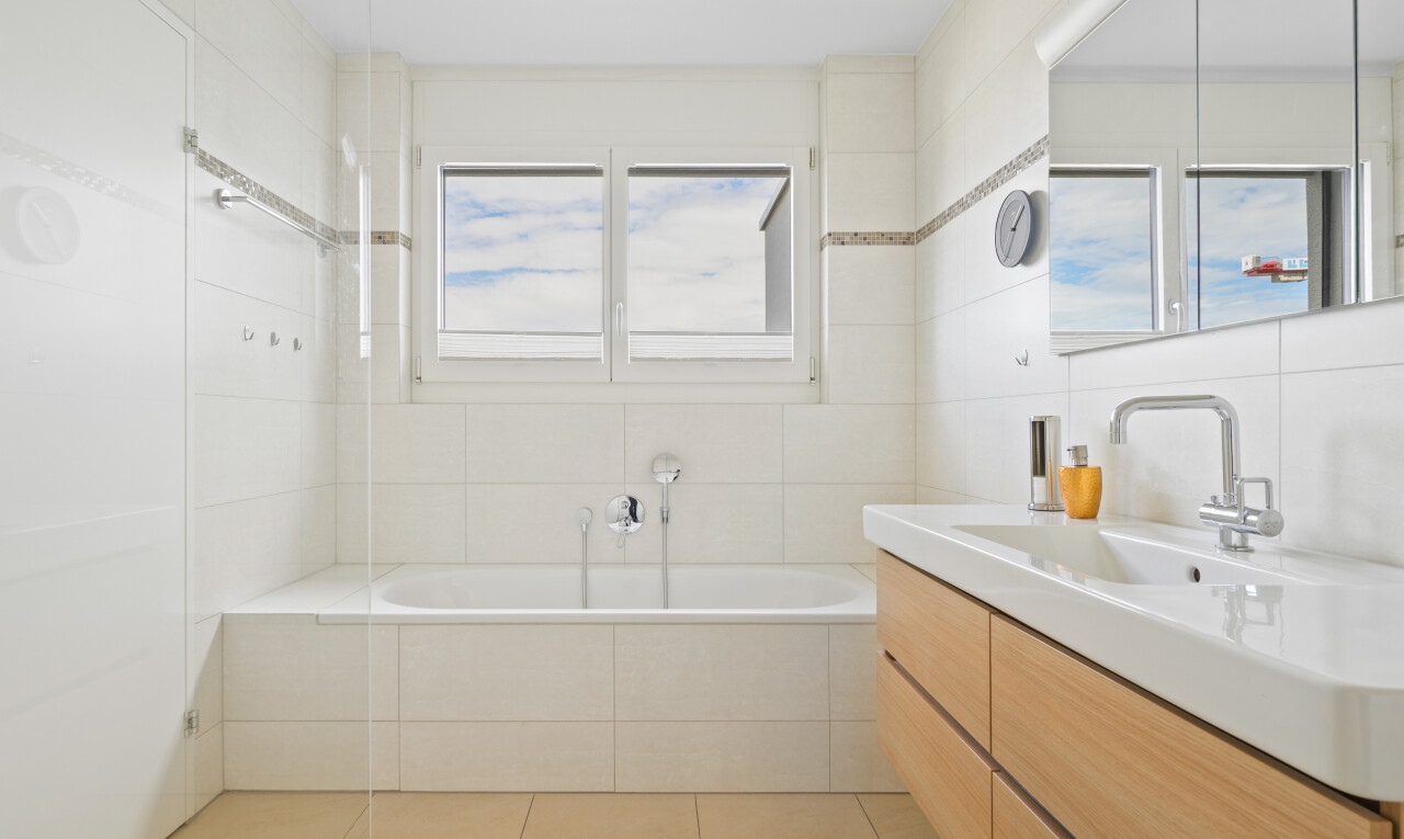 bad mit spiegel, komplettes badezimmer, tile tub, fliesenwand, und tile wall