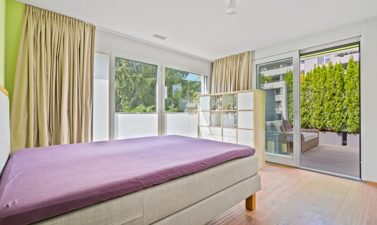 zimmer / schlafzimmer mit holzfußboden, wood finish floor, natürliches licht, natural light, und inside property