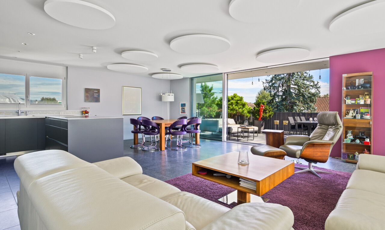 wohnzimmer mit inside community, day time, natürliches licht, natural light, und gipskartonwand