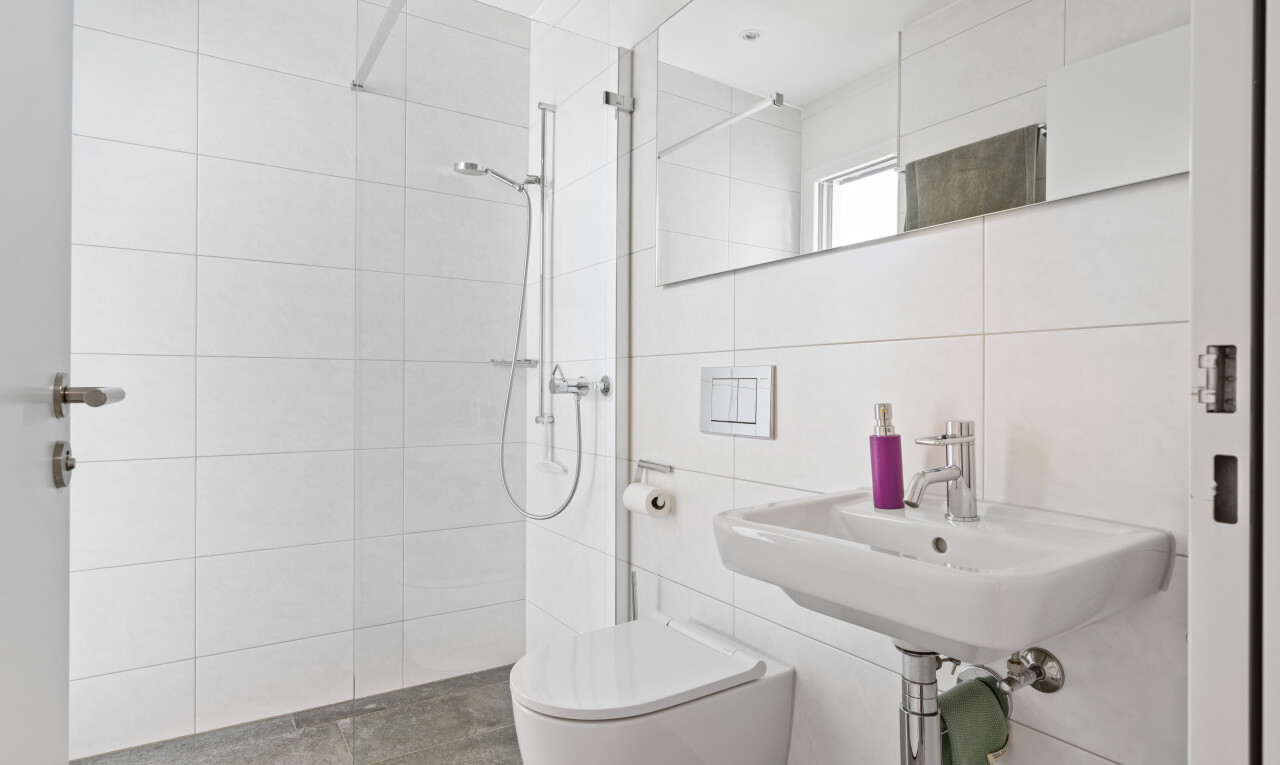 bad mit spiegel, dusche, komplettes badezimmer, fliesenwand, und tile wall