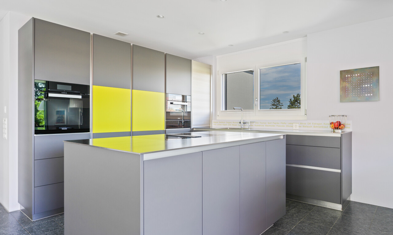 küche mit schränke mit flachen paneelen, natürliches licht, natural light, gipskartonwand, und drywall