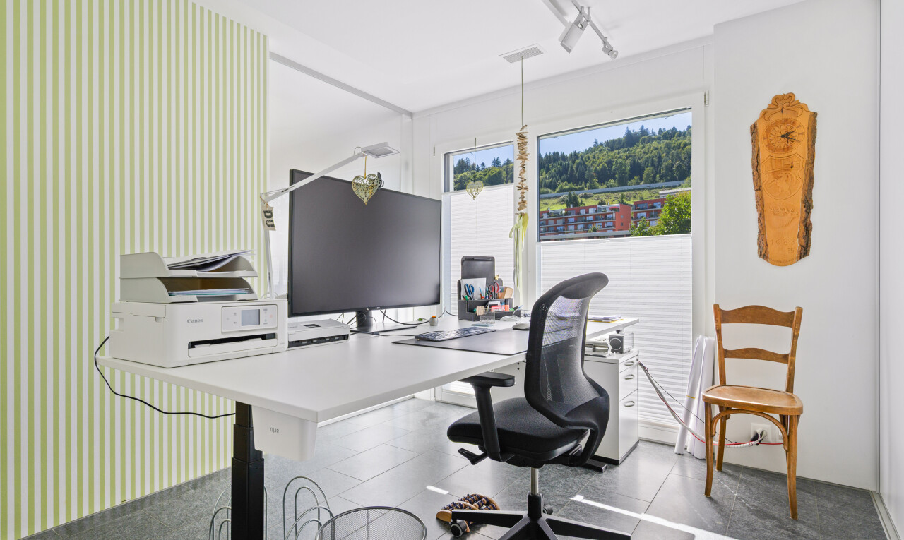 büro mit fernseher, inside property, deckenbeleuchtung, track lighting, und natürliches licht
