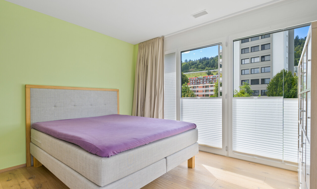 zimmer / schlafzimmer mit inside property, natürliches licht, natural light, day time, und gipskartonwand