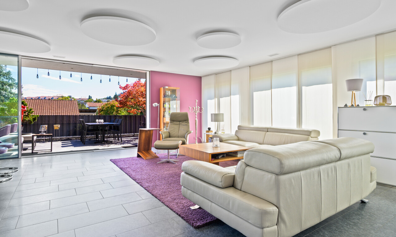 wohnzimmer mit natürliches licht, natural light, inside community, bodendeckenfenster, und floor ceiling windows