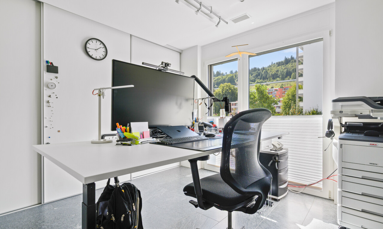 büro mit inside property, natürliches licht, natural light, bürobereich, und gipskartonwand