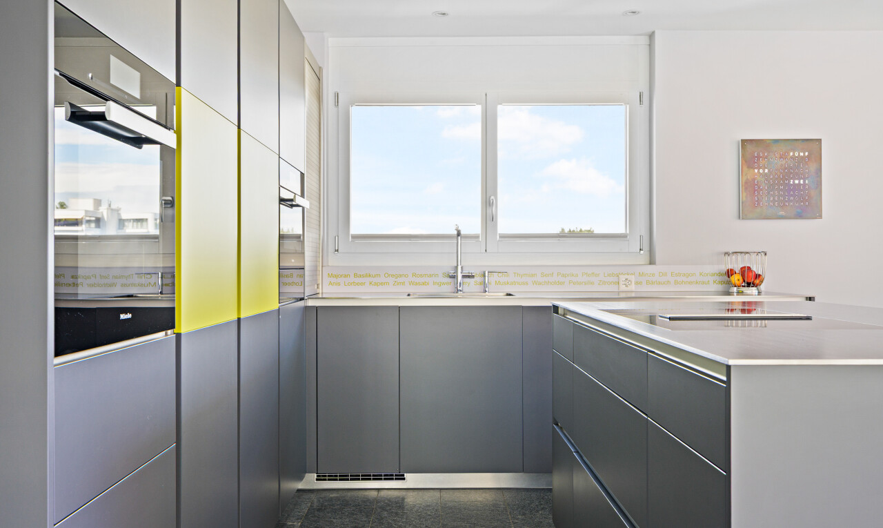 küche mit natürliches licht, natural light, ofen, arbeitsplatten, und day time