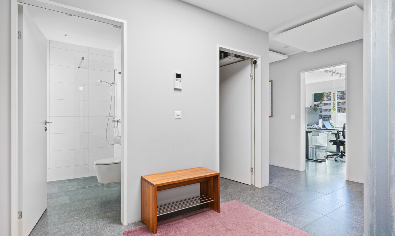 halle / korridor mit bürobereich, natürliches licht, natural light, inside property, und gipskartonwand