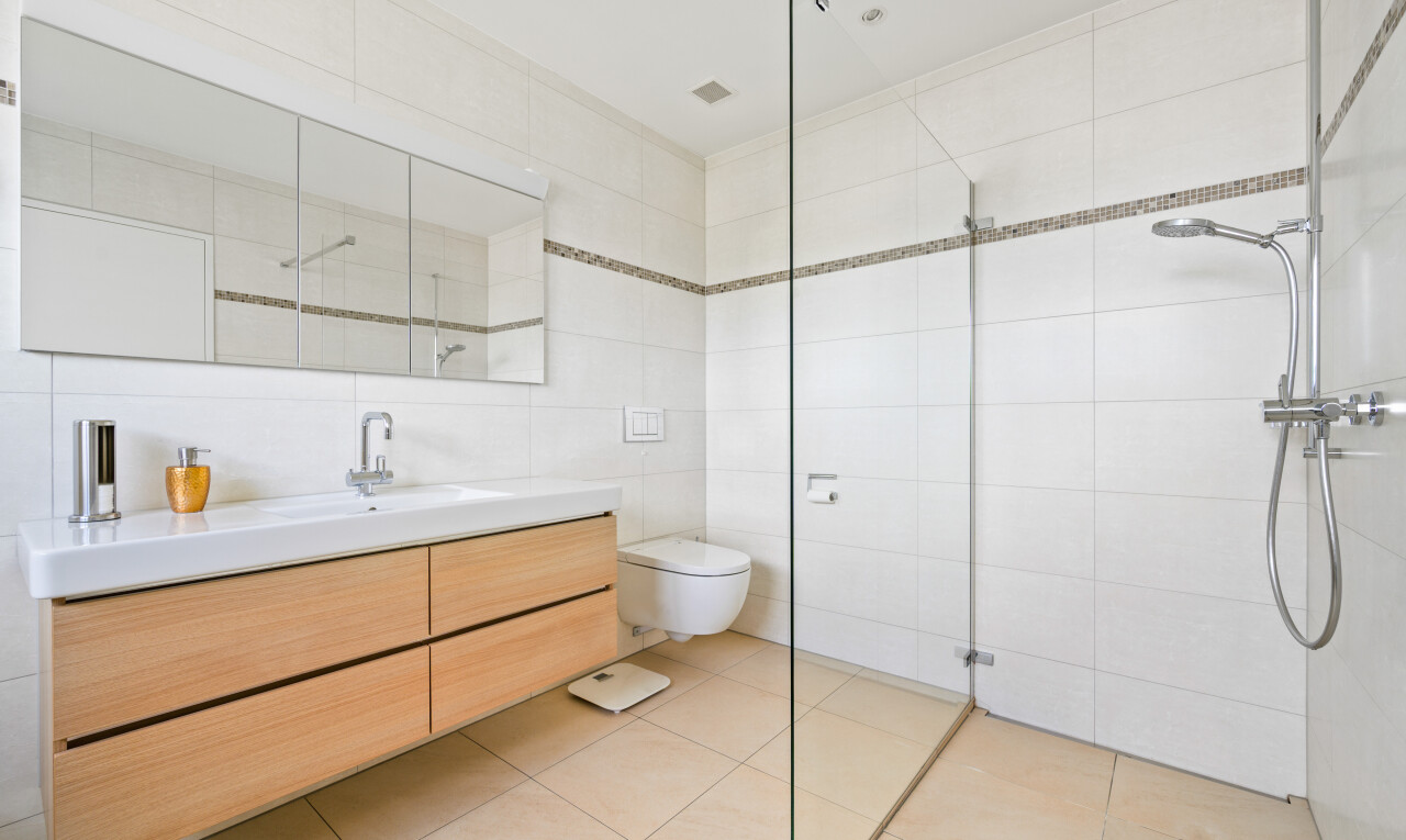 bad mit fliesenwand, tile wall, spiegel, schminktisch, und komplettes badezimmer