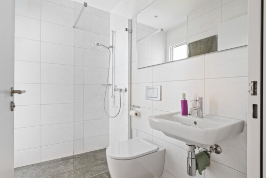 bad mit spiegel, dusche, komplettes badezimmer, fliesenwand, und tile wall