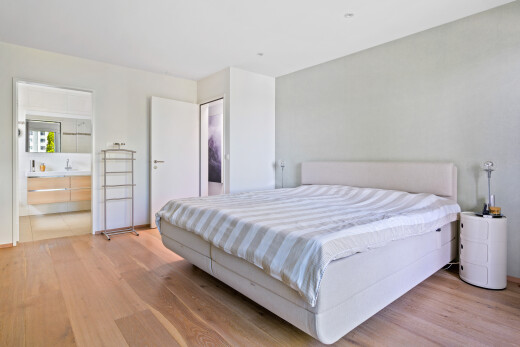zimmer / schlafzimmer mit inside property, holzfußboden, wood finish floor, gipskartonwand, und drywall