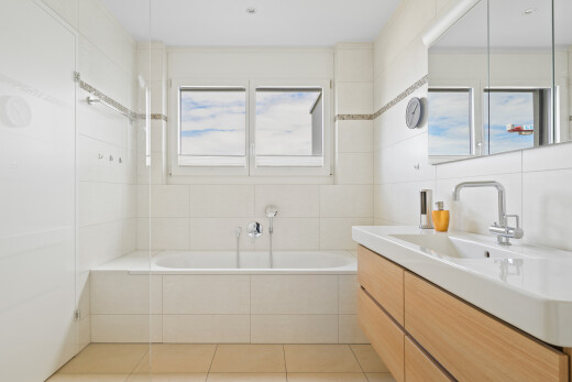 bad mit spiegel, komplettes badezimmer, tile tub, fliesenwand, und tile wall