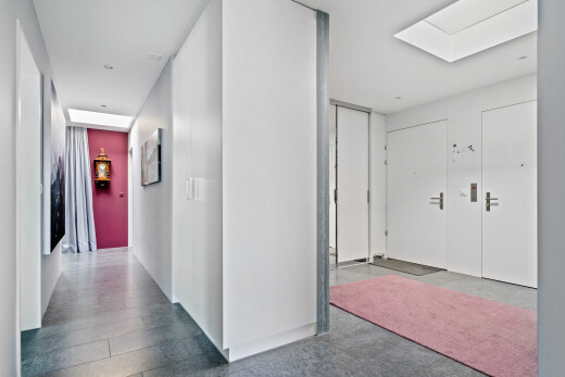 halle / korridor mit dachfenster, gipskartonwand, drywall, und inside community