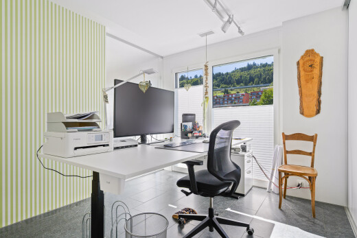 büro mit fernseher, inside property, deckenbeleuchtung, track lighting, und natürliches licht