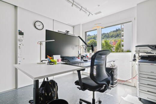 büro mit inside property, natürliches licht, natural light, bürobereich, und gipskartonwand