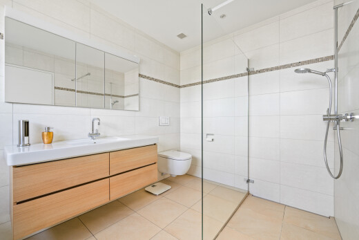 bad mit fliesenwand, tile wall, spiegel, schminktisch, und komplettes badezimmer