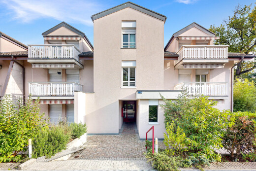 façade avec bardage en stuc, property visible, balcon, et day time