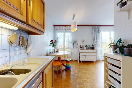 cuisine avec armoires marron moyen, backsplash, dosseret, éclairage suspendu, et armoires élevées