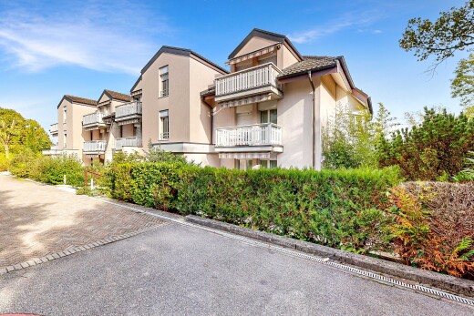 façade avec bardage en stuc, balcon, et day time