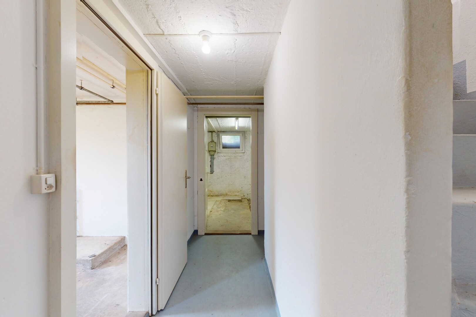 couloir avec cloison sèche et sol en béton