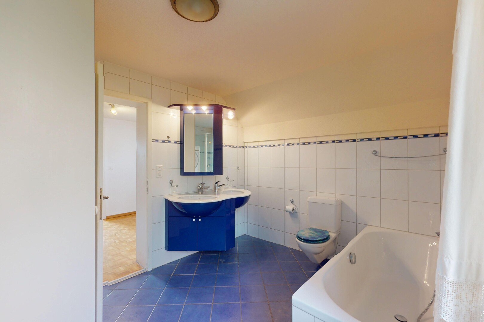 salle de bains avec salle de bain complète, bain, miroir, sol en carrelage, et mur en carrelage