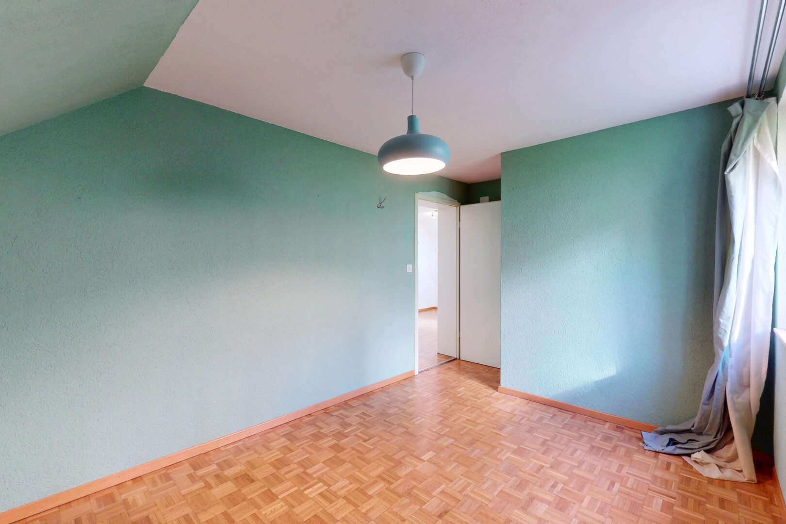pièce vide avec cloison sèche, plafond voûté, et plinthes murales