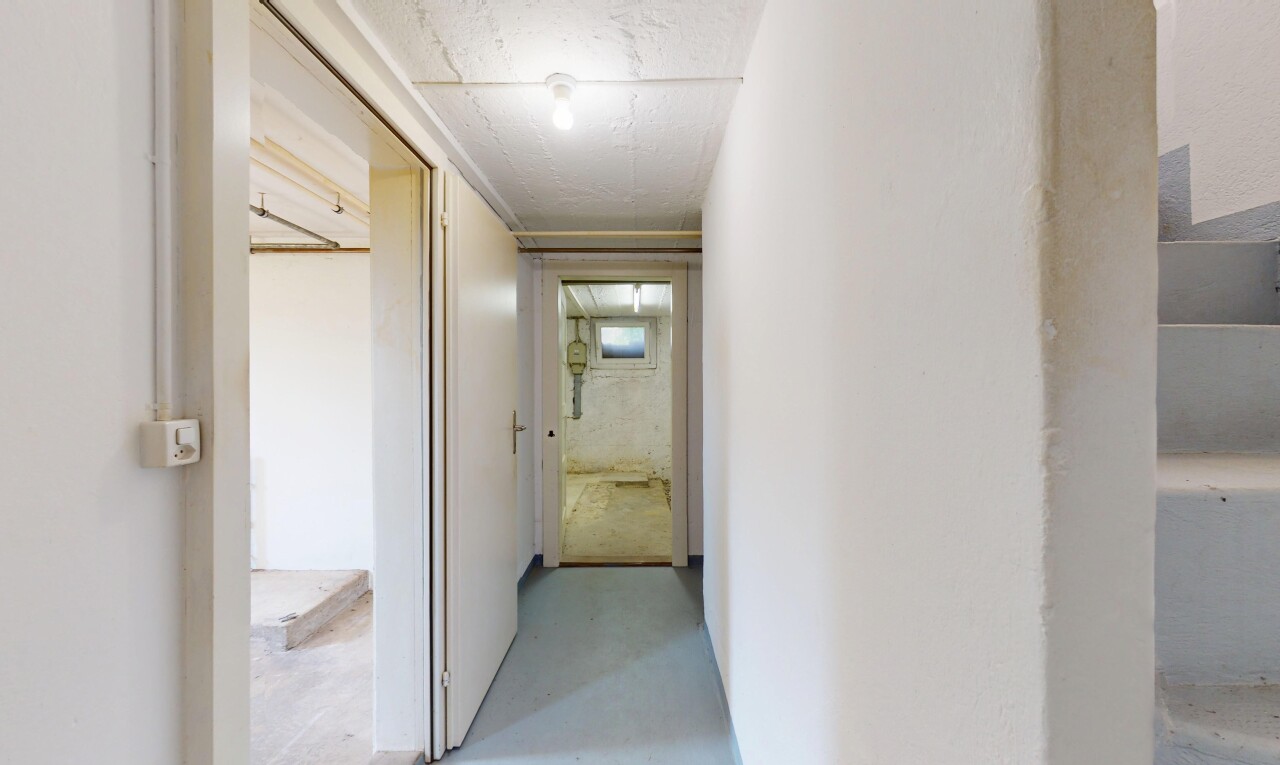 couloir avec cloison sèche et sol en béton